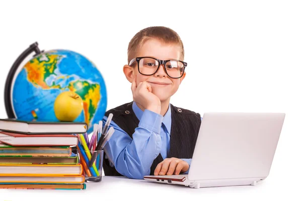 Schooljongen met boeken en laptop op een witte — Stockfoto