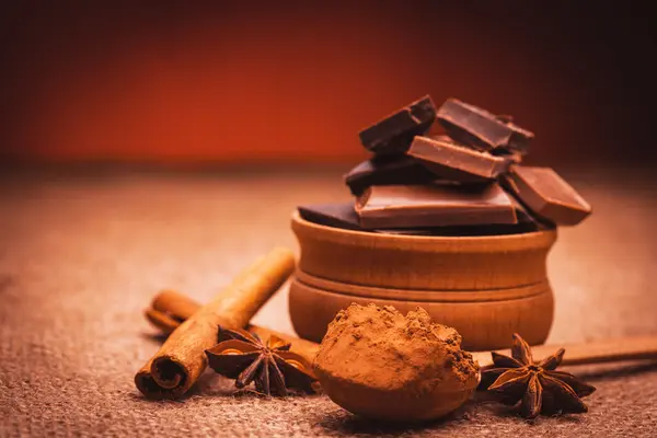 Darab csokoládé, fűszerek, fahéj, csillagánizs — Stock Fotó