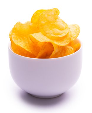 patates cipsi üzerinde beyaz izole