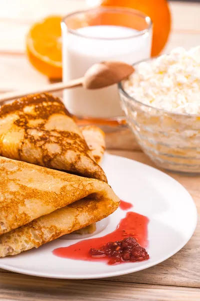 Morning breakfast. fresh pancakes, milk and chocolate — Stock Photo, Image