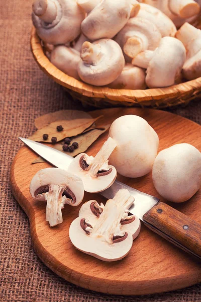 Taze dilimlenmiş champignonon kesme tahtası — Stok fotoğraf