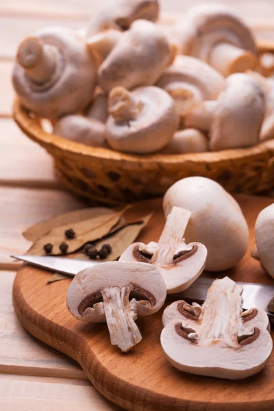 Kesme tahtası üzerinde taze dilimlenmiş champignon — Stok fotoğraf