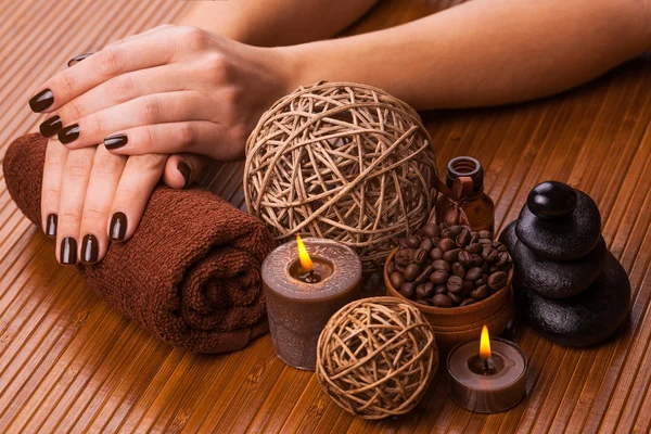 Hermosa manicura marrón sobre un fondo de bambú — Foto de Stock