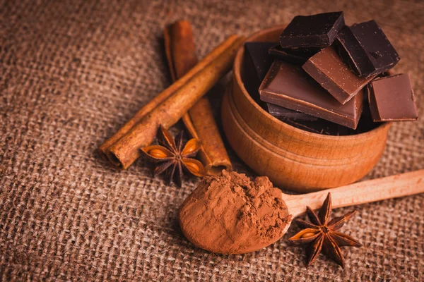 Trozos de chocolate con especias, canela, anís estrellado —  Fotos de Stock