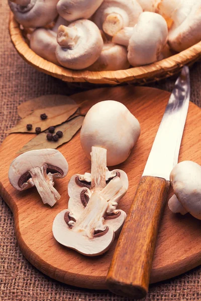 Kesme tahtası üzerinde taze dilimlenmiş champignon — Stok fotoğraf