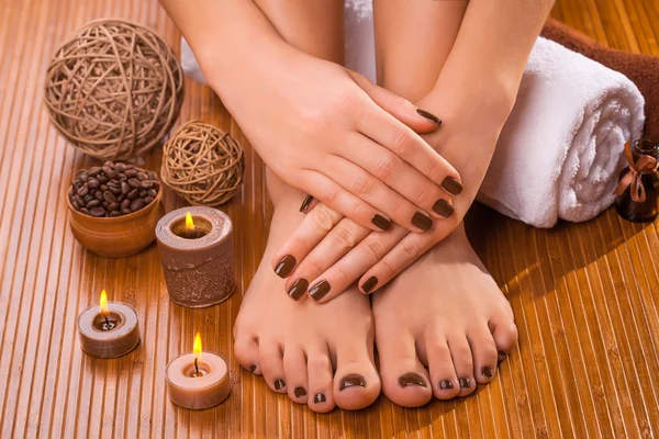 Bella manicure marrone e pedicure sul bambù — Foto Stock