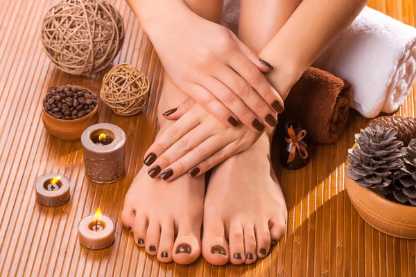 Beautiful brown manicure and pedicure on the bamboo — Stock Photo, Image