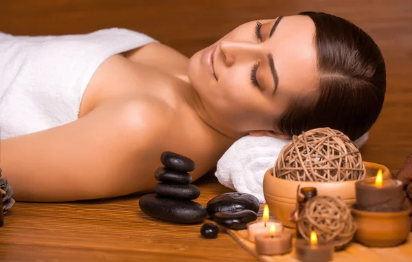 Mooie brunette in een massage parlor — Stockfoto