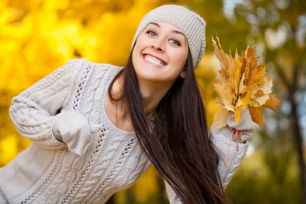 Frau läuft in Park — Stockfoto