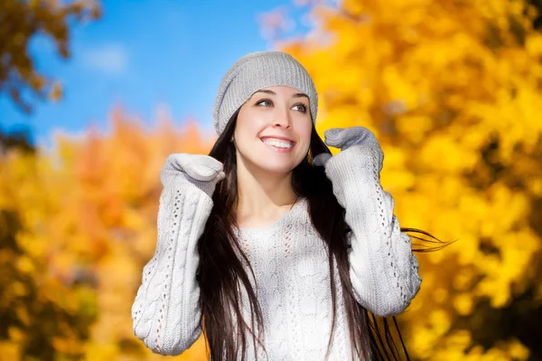 Woman walking in park — Stock Photo, Image