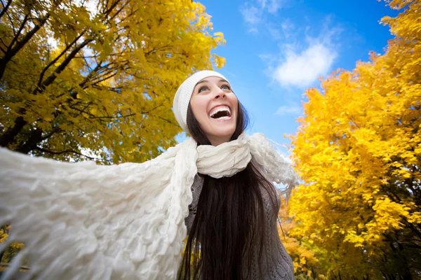 Femme marchant dans le parc — Photo