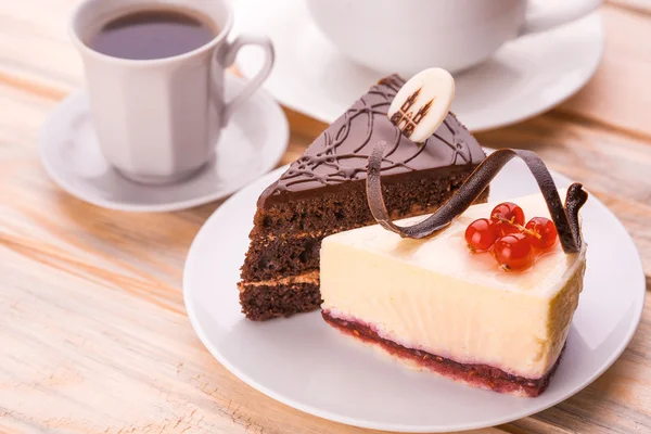Čokoládový dort a tvarohový koláč — Stock fotografie