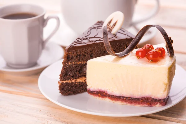 Sernik i ciasto czekoladowe — Zdjęcie stockowe