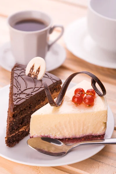 Chocolate cake and cheesecake — Stock Photo, Image