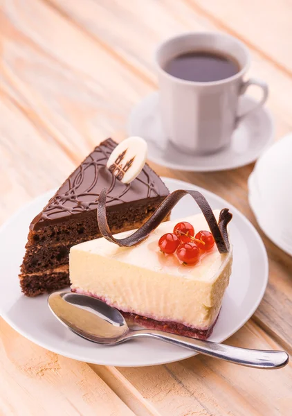 Chocolate cake and cheesecake — Stock Photo, Image