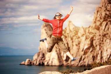 Kız Rock üzerinde atlama