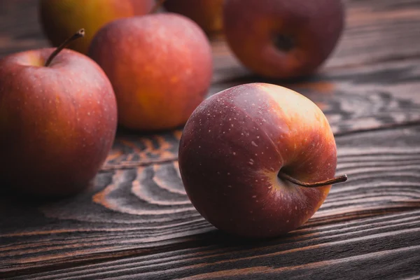Rote Äpfel auf Holztisch, selektiver Fokus — Stockfoto