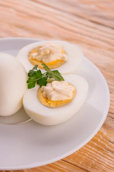 접시에 파 슬 리와 매운된 계란 — 스톡 사진