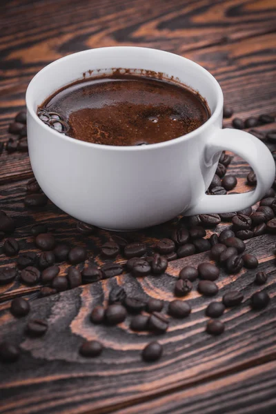 Taza de café caliente sobre fondo de madera —  Fotos de Stock