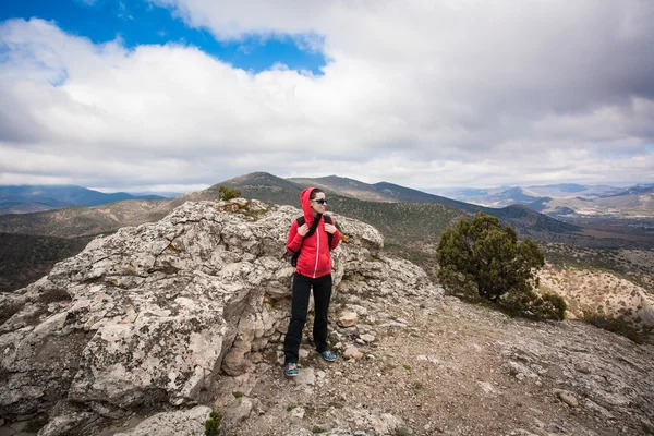 Caminhante jovem com mochila — Fotografia de Stock