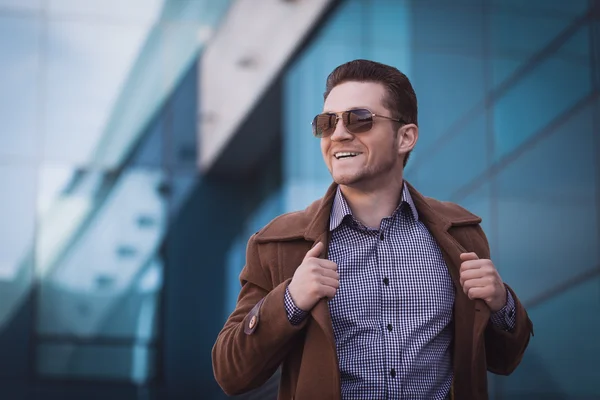 Joven con estilo en el centro de la ciudad — Foto de Stock