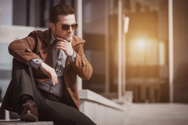 Joven con estilo en el centro de la ciudad — Foto de Stock