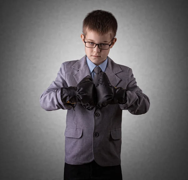 Guapo niñito con traje de negocios y guantes de boxeo — Foto de Stock