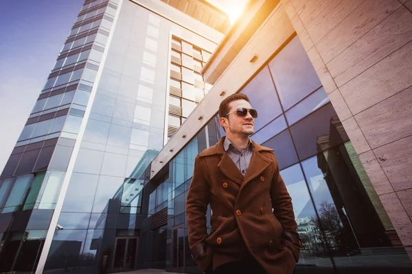 Bonito jovem elegante no centro da cidade — Fotografia de Stock