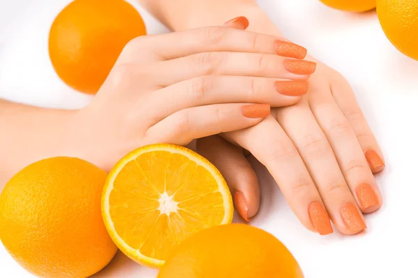 Belle manucure orange aux oranges. sur le blanc — Photo