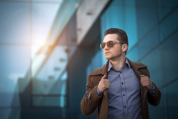 Joven con estilo en el centro de la ciudad — Foto de Stock