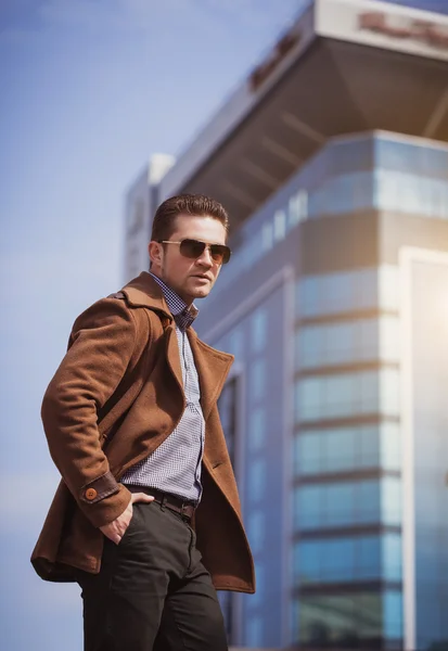 Joven con estilo en el centro de la ciudad — Foto de Stock