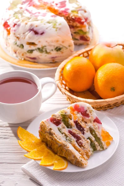 Leckerer Gelee-Kuchen mit Tee und Obst auf dem Tisch — Stockfoto