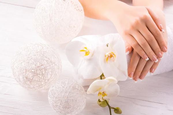 Bella manicure francese con orchidea bianca — Foto Stock