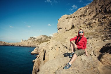 dama młody turysta z plecaka