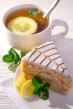 Bademli kek ve çay. Kahvaltı