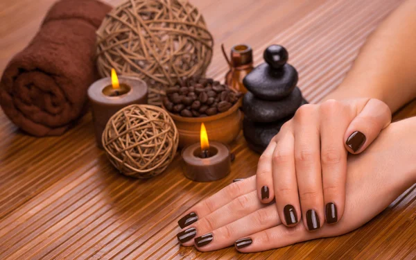 Manicure marrone su sfondo di bambù — Foto Stock