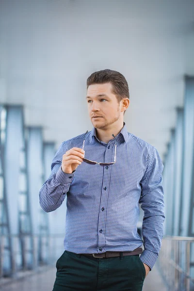 Geschäftsmann auf blauem, modernen Hintergrund — Stockfoto