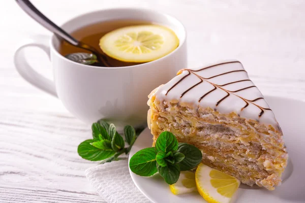 Bolo de amêndoa e chávena de chá. pequeno-almoço — Fotografia de Stock