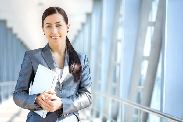 Sexy businesswoman on the blue modern background — Stock Photo, Image