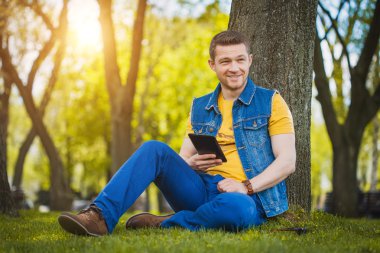 Parkta tabletli genç adam