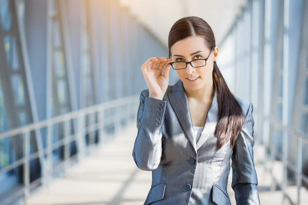 Businesswoman on the blue modern background — Stock Photo, Image