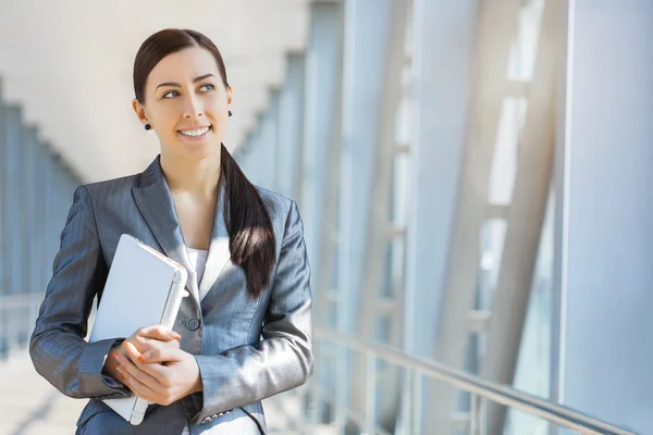 Mujer de negocios en el fondo azul moderno —  Fotos de Stock