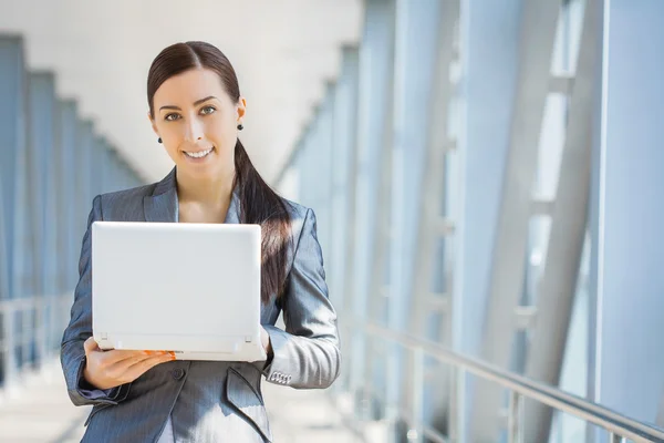 Geschäftsfrau auf blauem, modernen Hintergrund — Stockfoto