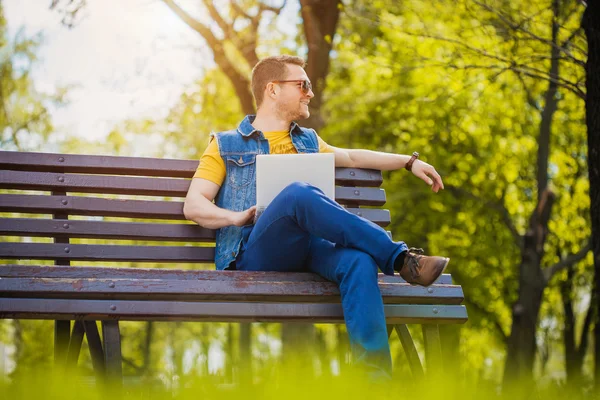 Man with laptop — Stock Photo, Image