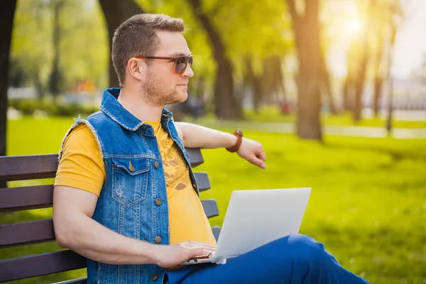 Homem com laptop — Fotografia de Stock