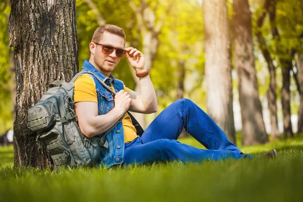 Man op gras — Stockfoto