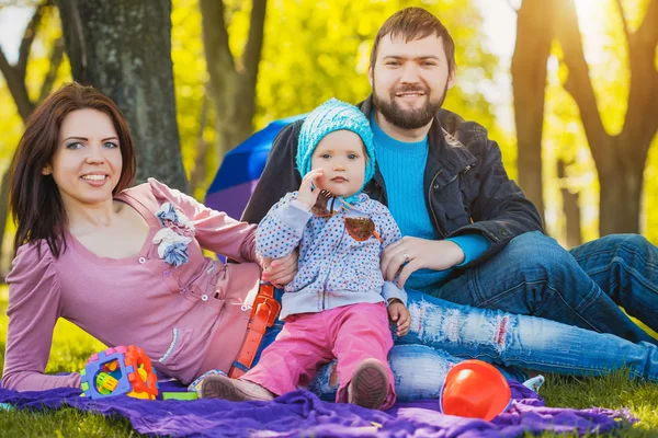 La famiglia felice si sta pavoneggiando nel parco — Foto Stock