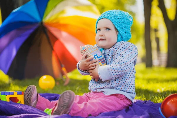 A zöld parkban aranyos baba úgy néz ki, a kamera — Stock Fotó