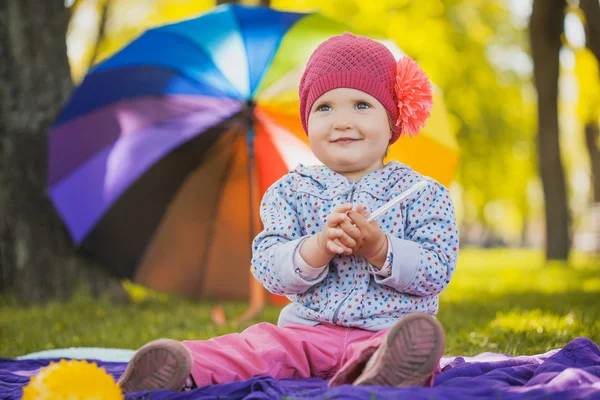 Cute baby in the green park looks at camera — Stock Photo, Image