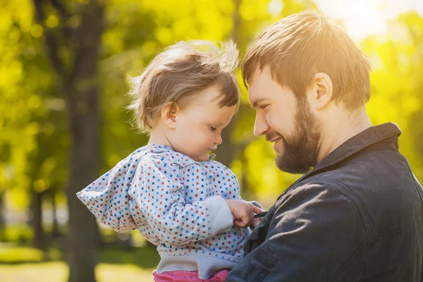 Happy father and baby playing in the park — Stock Photo, Image